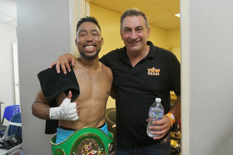 オーストラリア第2戦後、マネージャーのブレンドンと。今後は大きなプロモーションへの参戦が期待される　©Kokou Sekine