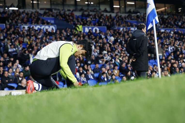 【テレビに映らないクボの素顔】靴ひもをキュッと　©Daisuke Nakashima