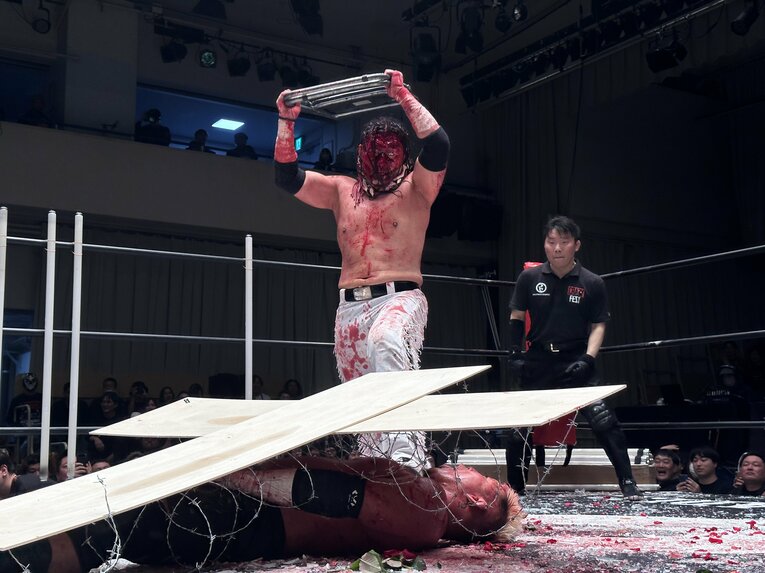 スワイプすると「エル・デスペラードvs葛西純」など激闘写真をご覧になれます　©Norihiro Hashimoto