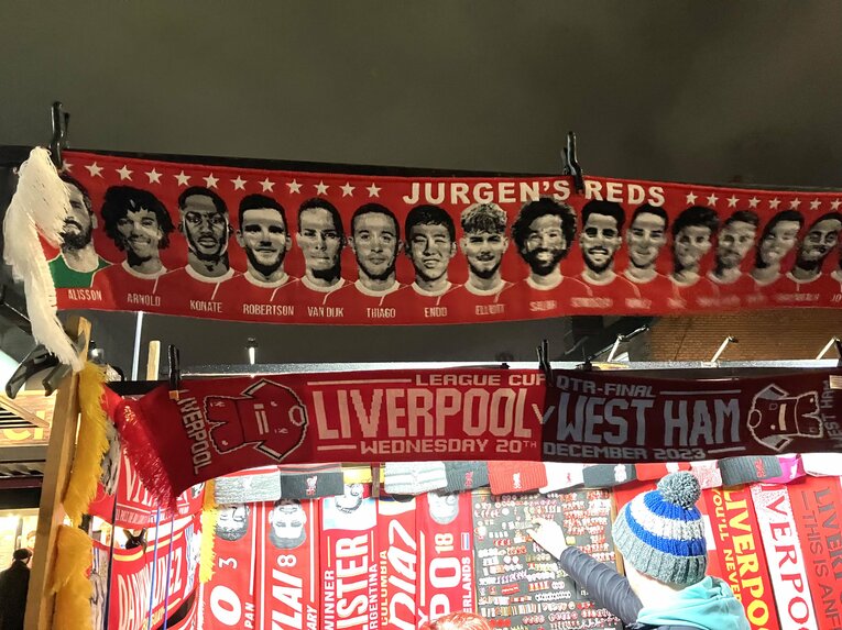 アンフィールドの露店。「JURGEN’S REDS」のマフラーに遠藤も　©Kosuke Tajima