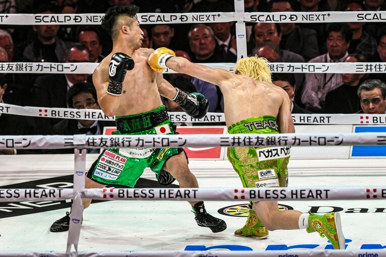 初回、那須川天心の左オーバーハンドが井上拓真の顔面をとらえた瞬間（1枚目／全2枚） ©Takuya Sugiyama