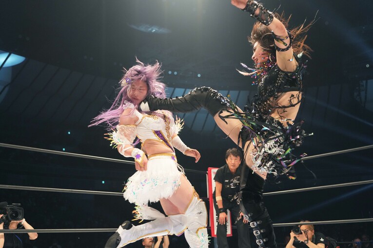 上谷沙弥のキックを首元に浴びる中野たむ　©Essei Hara