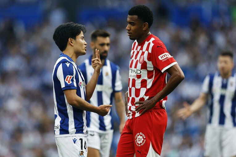 「久保建英が子供ファンにユニホームを」日本代表招集前のホーム最終戦で監督と別れ…5季連続欧州カップ戦は「ソシエダでの奇跡的な時」だった(7)