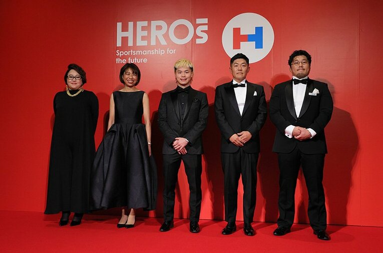 「HEROs AWARD 2024」の受賞者。左からオットーボック・ジャパンの深谷香奈さん、陸上の福士加代子さん、ボクシングの那須川天心さん、野球の筒香嘉智さんの代理の筒香裕史さん、日本ラグビーフットボール選手会の川村慎さん ／ photograph by Shigeki Yamamoto