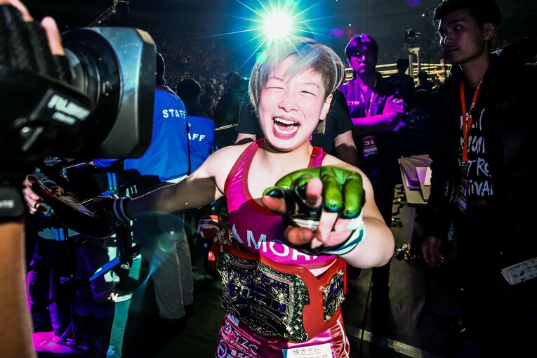 トーナメント優勝のベルトを巻いて大喜びする浅倉　©RIZIN FF Susumu Nagao