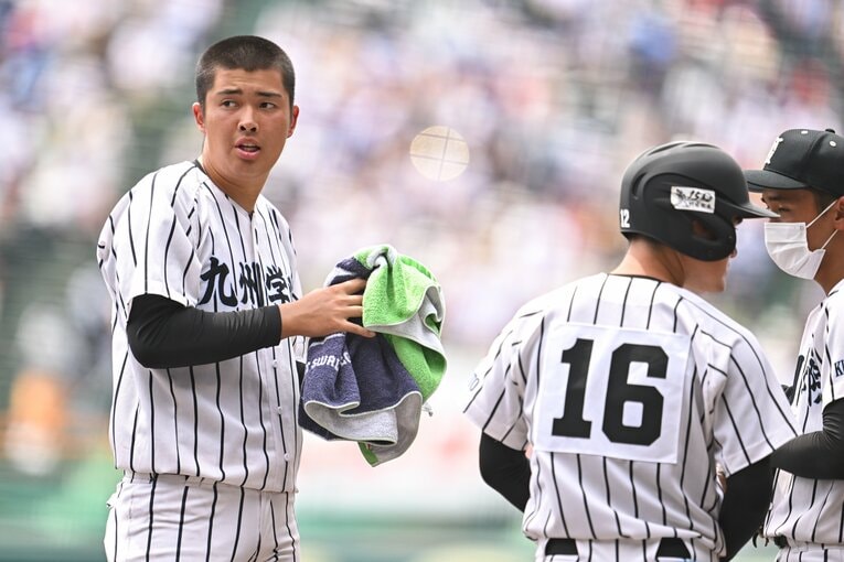 ふとした仕草も兄そっくりの村上慶太。スワローズのタオルで汗を拭く姿が可愛らしい　©Nanae Suzuki