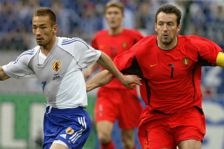 2002W杯初戦、後半12分にバイシクルシュートで日本代表から先制点を奪ったベルギー代表のマルク・ヴィルモッツ（当時33歳、右）。53歳になった彼は今何をしているのか？ ／ photograph by AFLO