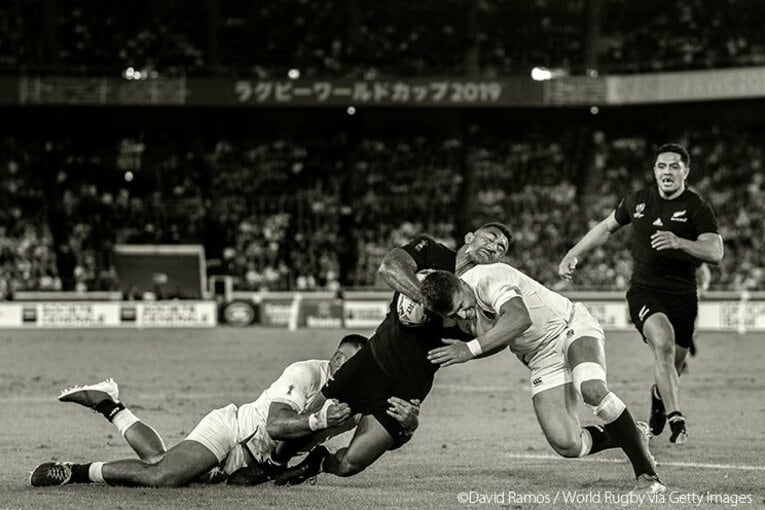 セヴ・リースにタックルを決めるヘンリー・スレイド ／ photograph by David Ramos / World Rugby via Getty Images