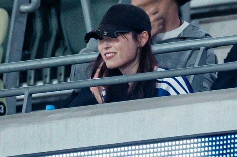 5日のキリンカップ、ニュージーランド戦を観戦した福原遥。久保建英との結婚発表が話題になった（2ショット写真などは右に続きます）　©Kiichi Matsumoto