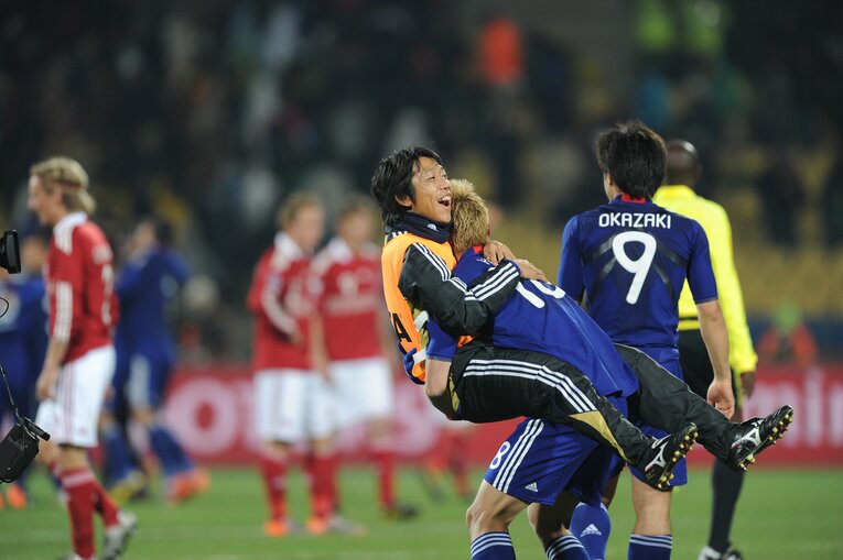 2010年南アフリカW杯。デンマーク戦で大活躍した本田圭佑に抱きつく中村憲剛　©JMPA