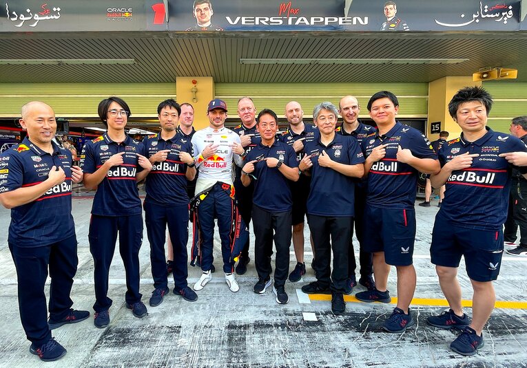 最終戦アブダビGPでホンダのスタッフと記念撮影するフェルスタッペン。胸のホンダのロゴを指して感謝の意を伝えた　©Msahiro Owari