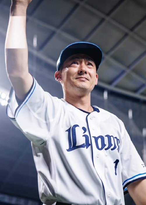 レフトスタンドのファンたちに別れを告げる