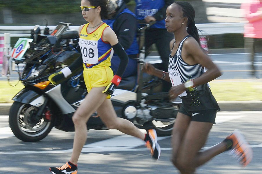 女子マラソン安藤友香と清田真央。世界に通じる“忍者走り”の秘密。<Number Web> photograph by Kyodo News