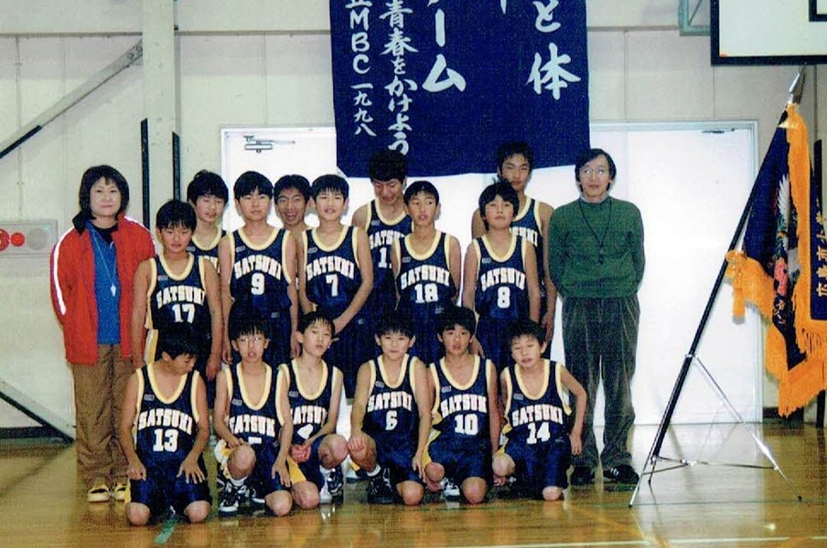 バスケをしていた頃の柳田少年（18番）※書籍から転載