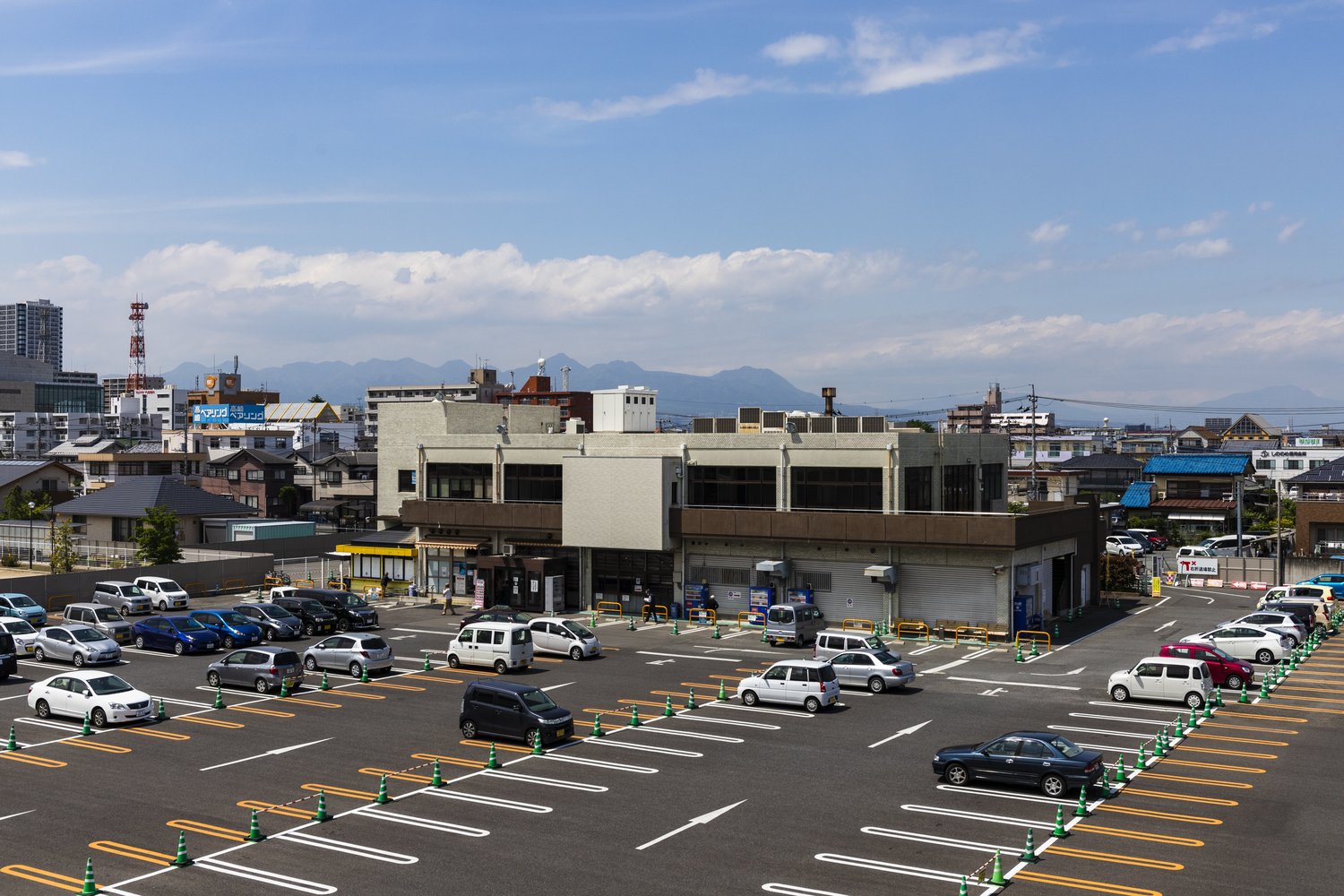 駅から歩いて10分ほど、地方競馬の場外馬券売り場「BAOO高崎」があった