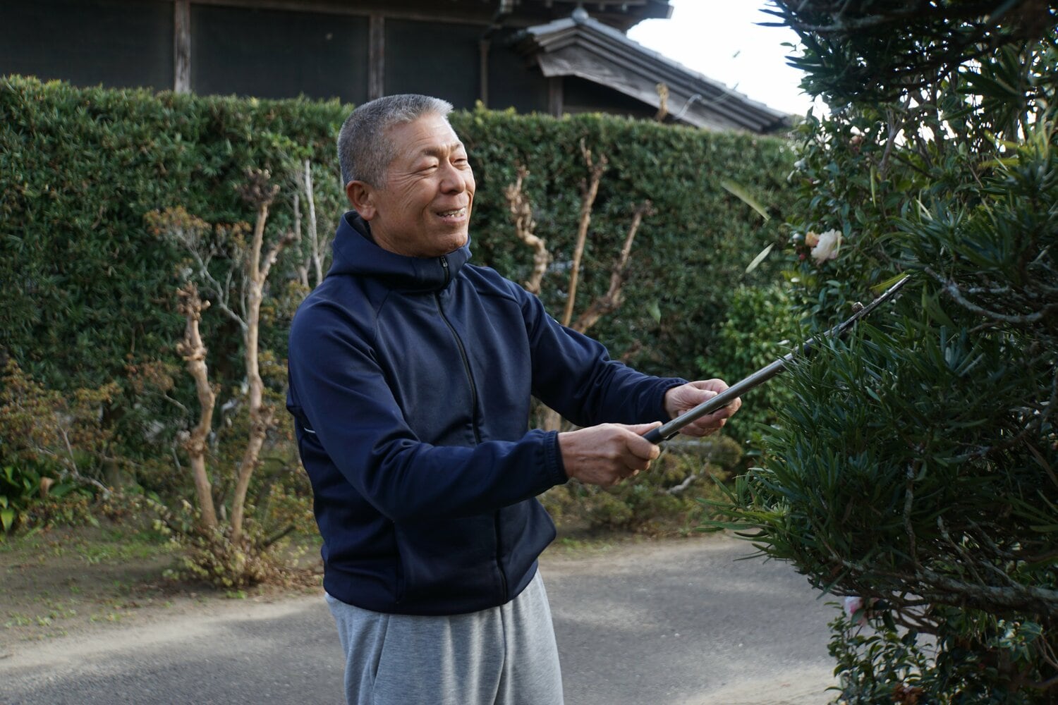 植木の剪定をする小倉氏 ©筆者撮影