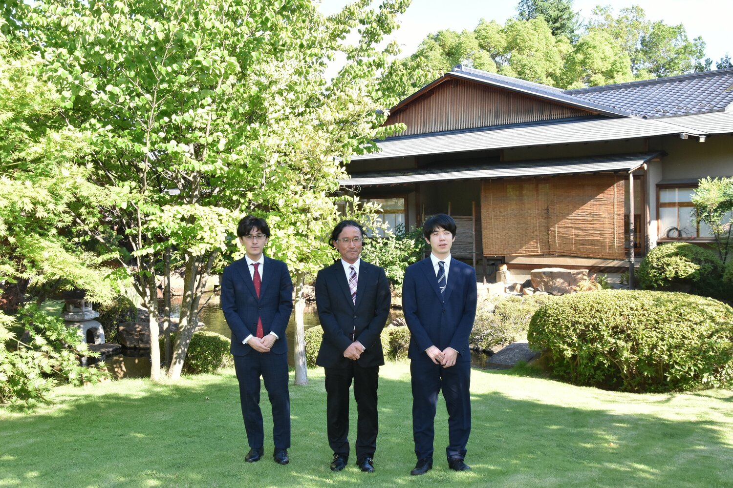 立会人の深浦康市九段と対局者が写真に収まる　©日本将棋連盟