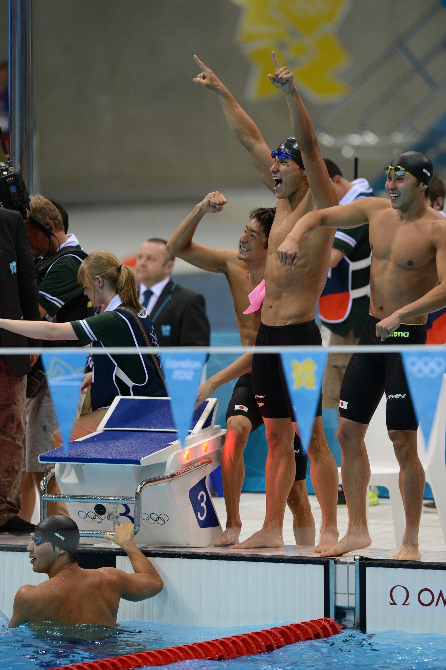 ロンドン五輪男子400mメドレーリレーで2位に入り喜びあう北島、松田ら　©Asami Enomoto/JMPA