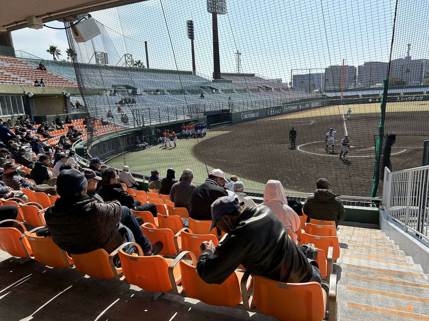 ネット裏には熱心なファンの姿が ©Kou Hiroo