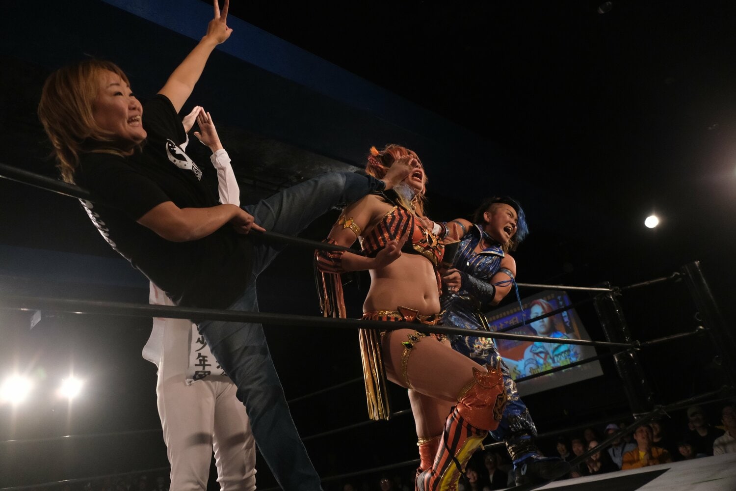 加藤との試合には、サプライズゲストとして永島千佳世(写真左)も登場