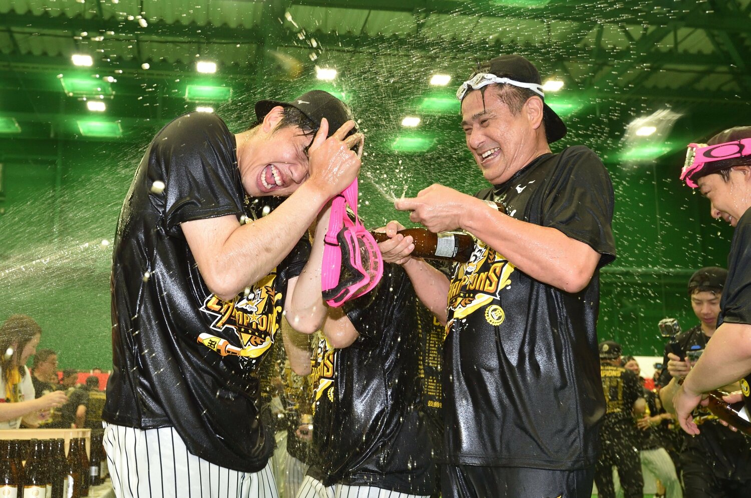 セ・リーグ優勝の祝勝会で歓喜のビールかけ　©Hideki Sugiyama