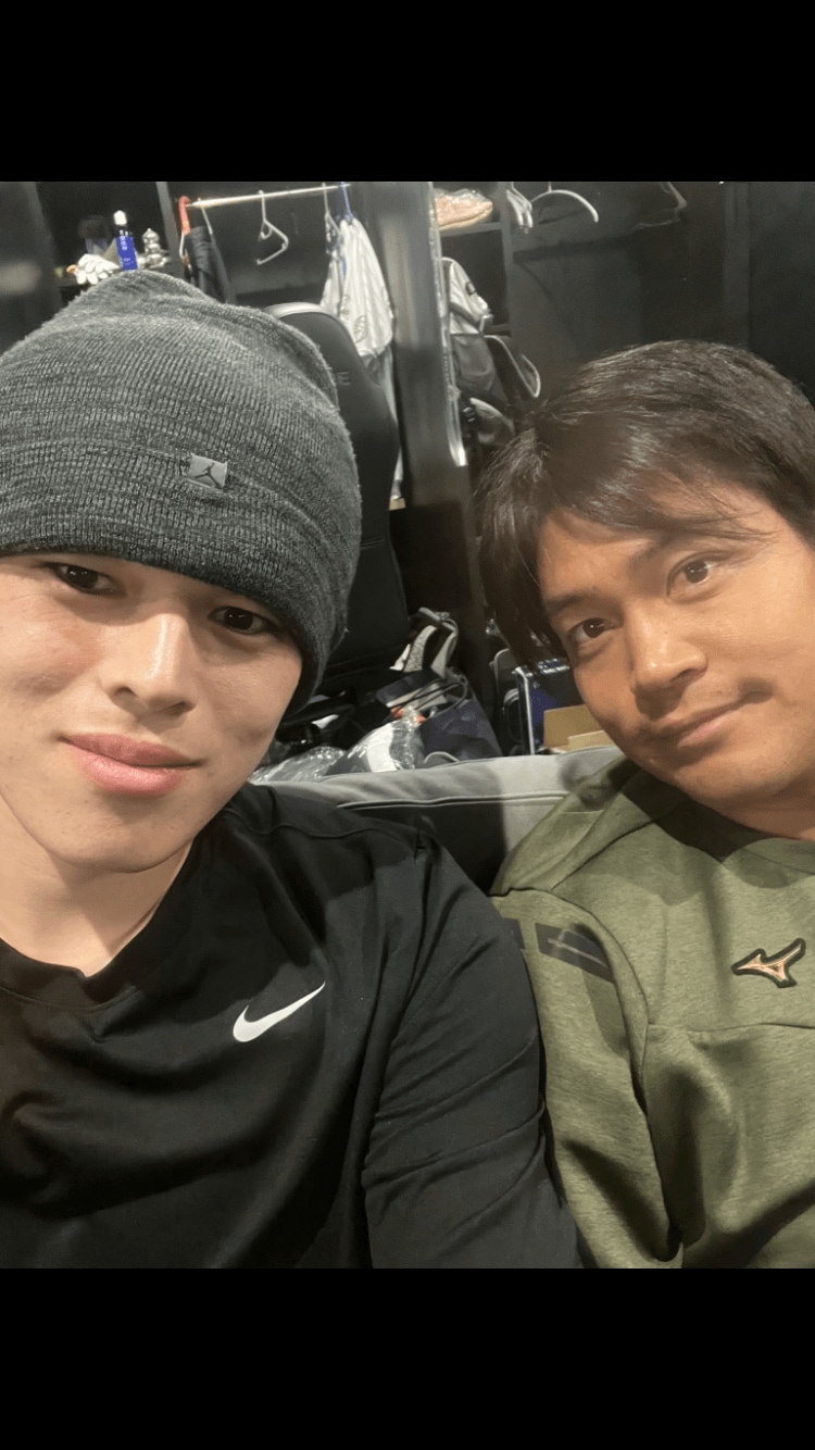 佐々木千隼を慕う朗希は、別れ際に20枚以上も写真を撮影したという　©︎Chiba Lotte Marines