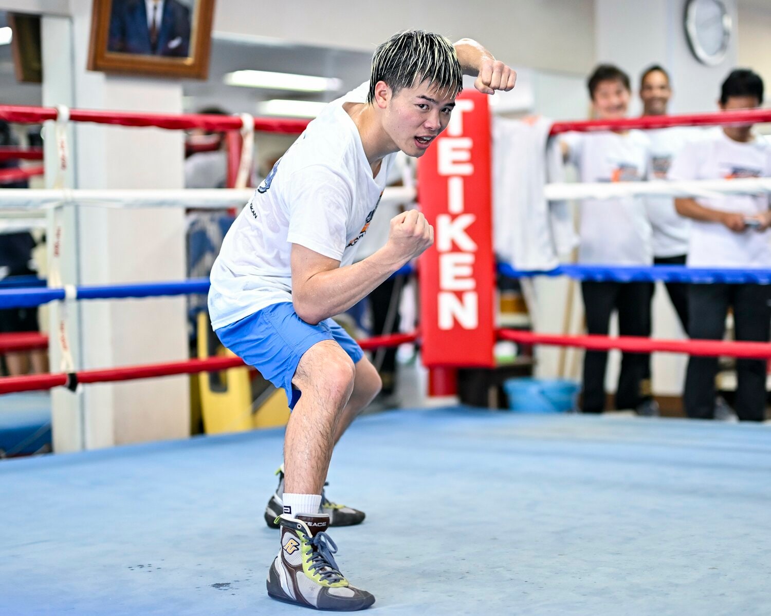 キックボクシング時代から続ける「トリケラトプス拳」のパフォーマンス　©Hiroaki Yamaguchi