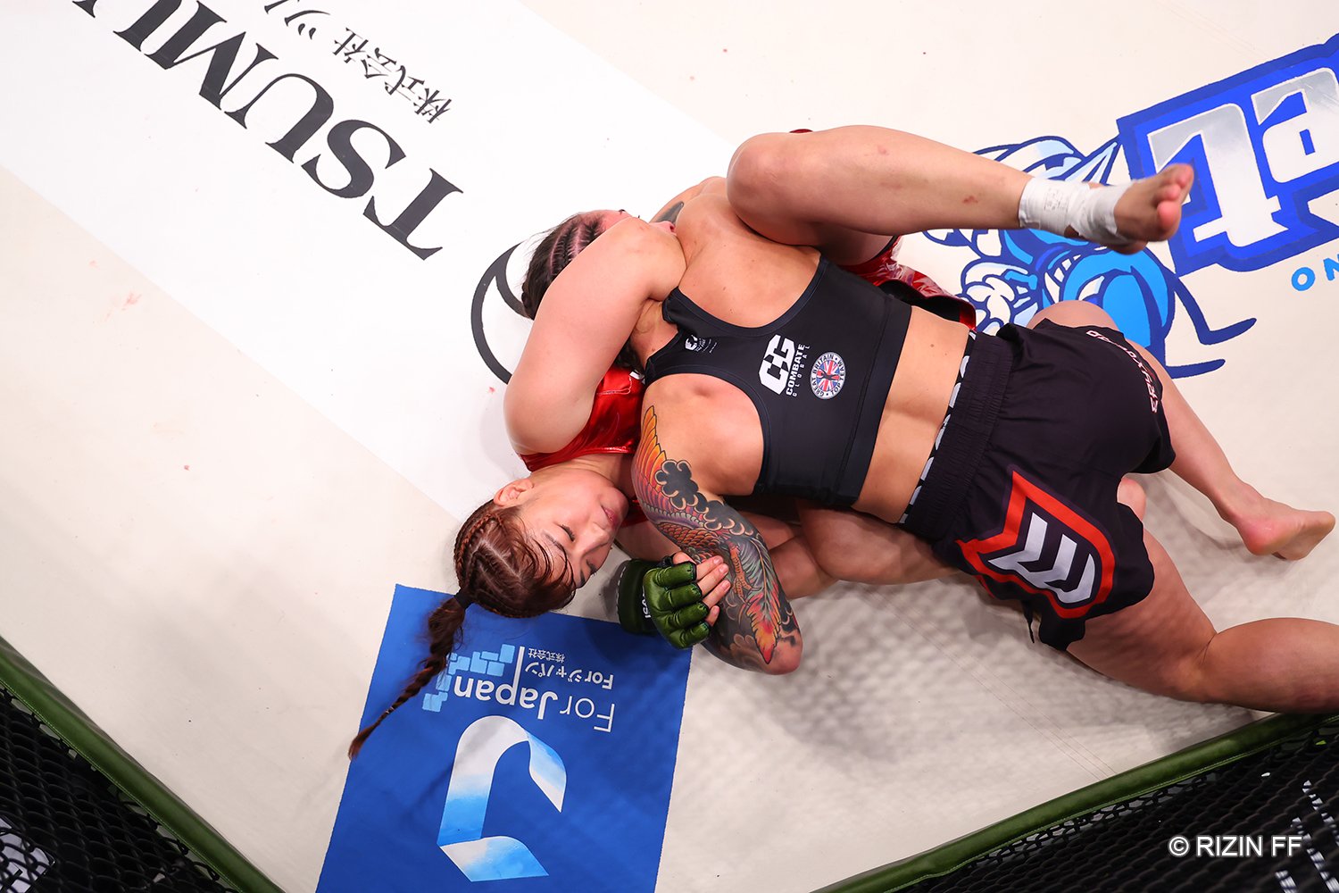 第1ラウンドからRENAの打撃に臆せず、テイクダウンに成功するロペス　©RIZIN FF