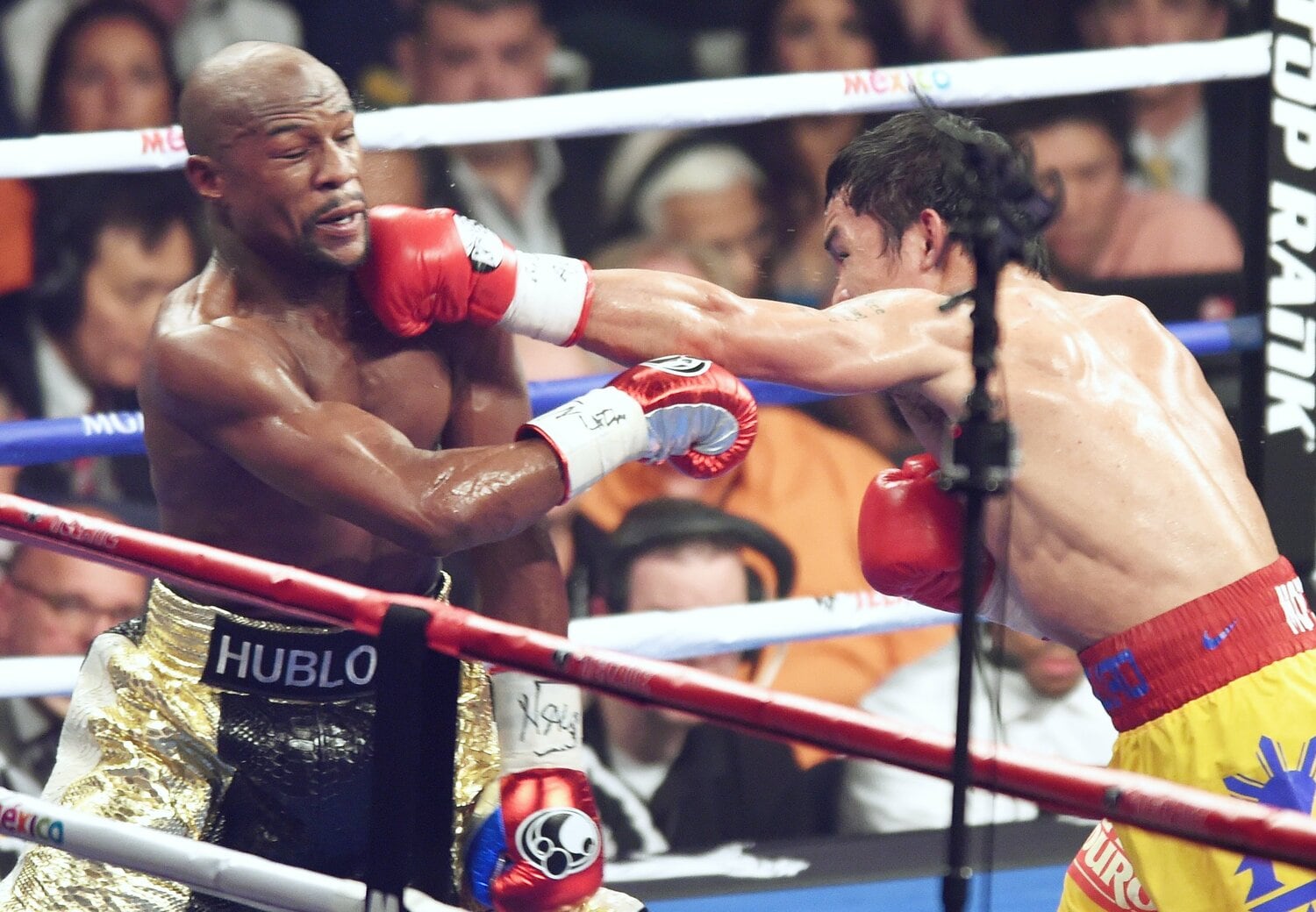 メイウェザーに左の強打を打ち込むパッキャオ