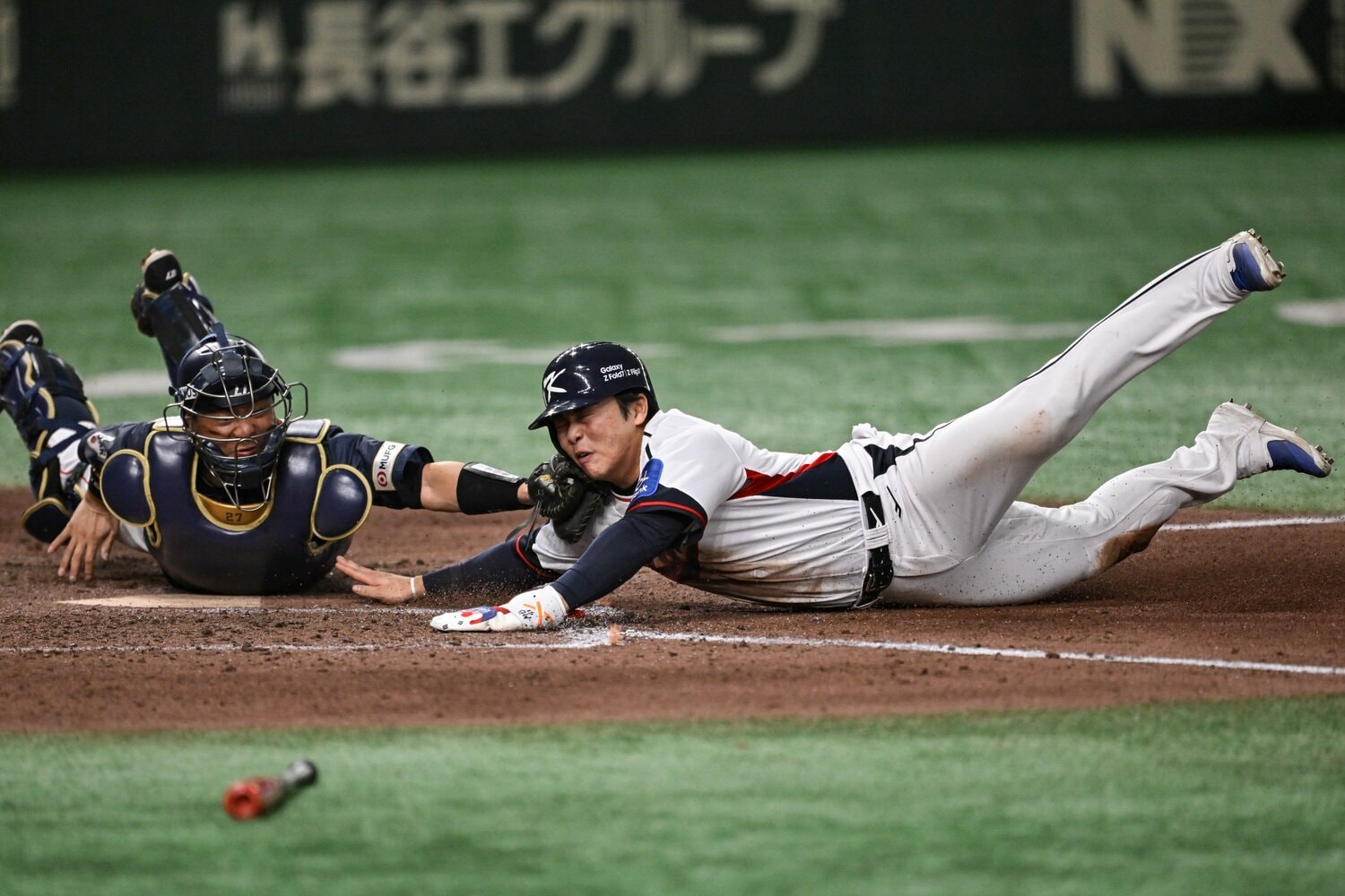 第2戦、7回裏。韓国のランナーを本塁タッチアウトにする中村悠平【2枚目／全2枚】　©Nanae Suzuki