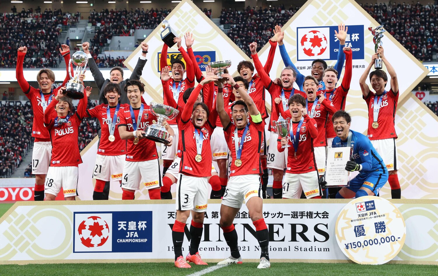 2021年12月、天皇杯を掲げる宇賀神友弥と槙野智章。3度目のアジア王者への旅程は1年半にわたる長いものだった　©JIJI PRESS