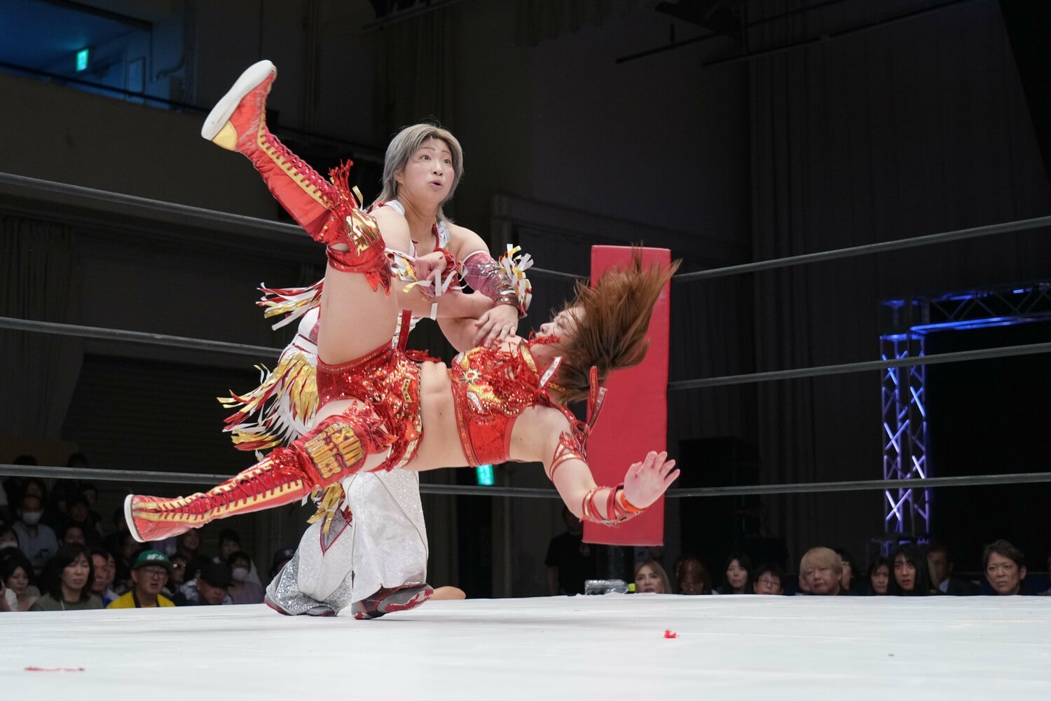 Sareeeと彩羽匠の試合を長与千種とライオネス飛鳥に挟まれて観戦する暁千華。7月24日、後楽園ホール　©Essei Hara