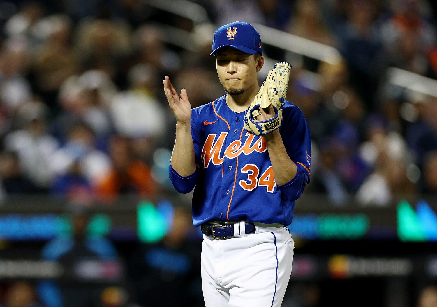 今季最終登板でシーズン200奪三振を達成し喜ぶ千賀。5回2失点で降板し13勝目はお預けとなった　©︎Getty Images