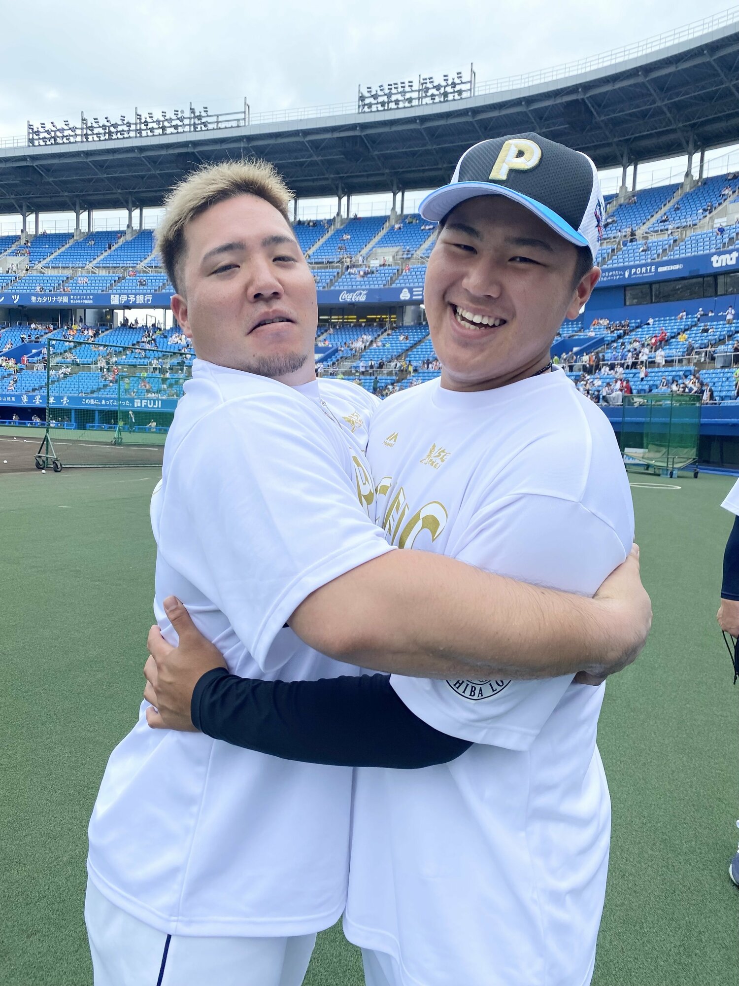西武・山川穂高に可愛がられるロッテ松川虎生　©Chiba Lotte Marines
