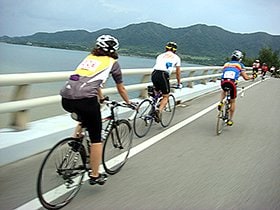自転車ツーリングには欠かせないヘルメット。通気性に配慮した設計だが、それでも汗と熱気で頭皮は蒸れ蒸れに！　特に暑い夏は、サイクリストの悩みの種だ。 