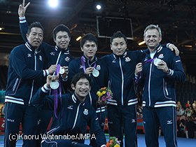 ロンドン五輪、男子フルーレ団体で銀メダルに輝いた日本代表のメンバー。後列真ん中が千田健太、その右が太田雄貴。