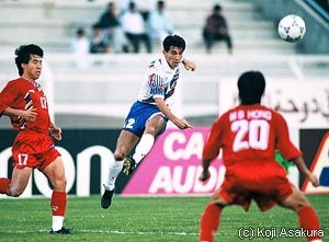 前半26分、吉田の中盤からのパスを長谷川が受け右サイドから左足シュートを放つが外す