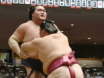 白鵬全休でやっぱり照ノ富士独走…“ちょっと味気ない”大相撲秋場所のムードを変えそうな2人の力士<Number Web> photograph by KYODO