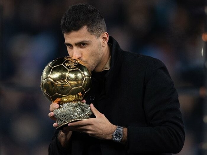 「SNSやってないから君の受賞はムリ」と言われたボランチがバロンドール「イニエスタに即返信」「マンCと代表が…幸運だ」ロドリの熱弁＜Number Web＞ photograph by Visionhaus/Getty Images