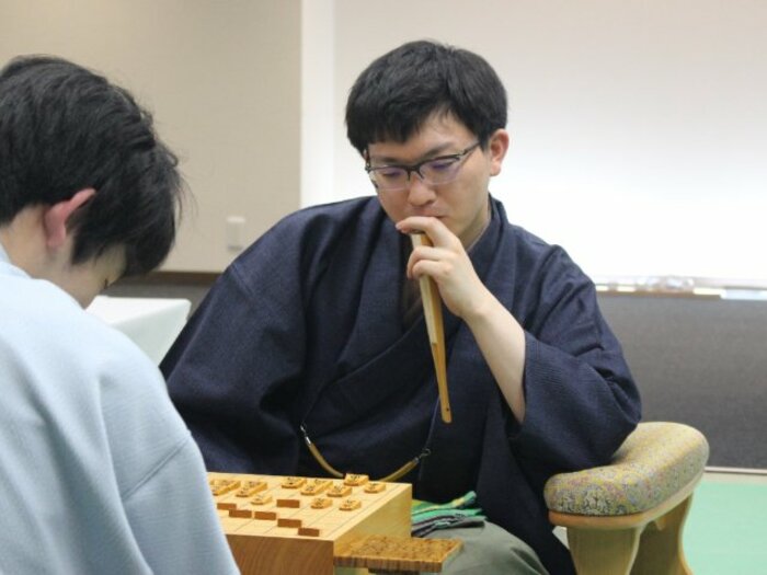 「別人格が降りてきた」名人・藤井聡太に挑んだ永瀬拓矢の“変貌”「一時は評価値でリードも」藤井の桂馬が飛行機のように…羽田空港で見た“2人の物語”＜Number Web＞ photograph by Number Web