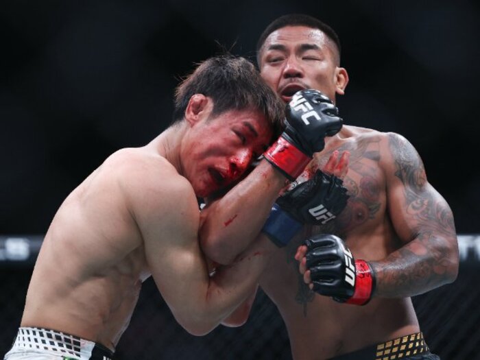 UFC王者の“エグい連打”で無念のTKO負け…平良達郎26歳の“最大の誤算”は何だったのか？ ミドル級毒舌王者は称賛「ヤバかった…いつかベルトを取る」＜Number Web＞ photograph by Getty Images