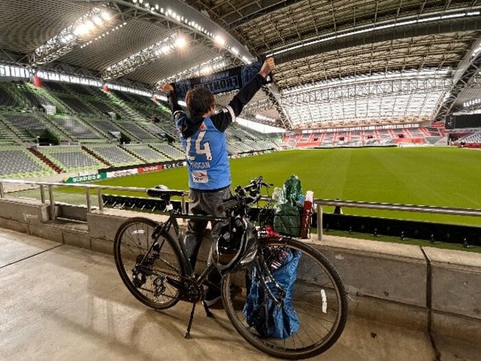 「川崎から自転車で来たんですよ」「この台風の中で？」神戸まで残り36kmで試合中止…“ある川崎Fサポの悲劇”が感動的な結末を迎えるまで＜Number Web＞ photograph by Haruya Onoda
