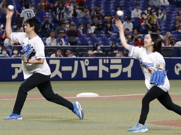 始球式に1日署長、多忙すぎる“りくりゅう”は今…振り付けや筋トレだけじゃない「フィギュアスケーターって、シーズンオフは何してる?」 <Number Web> photograph by KYODO