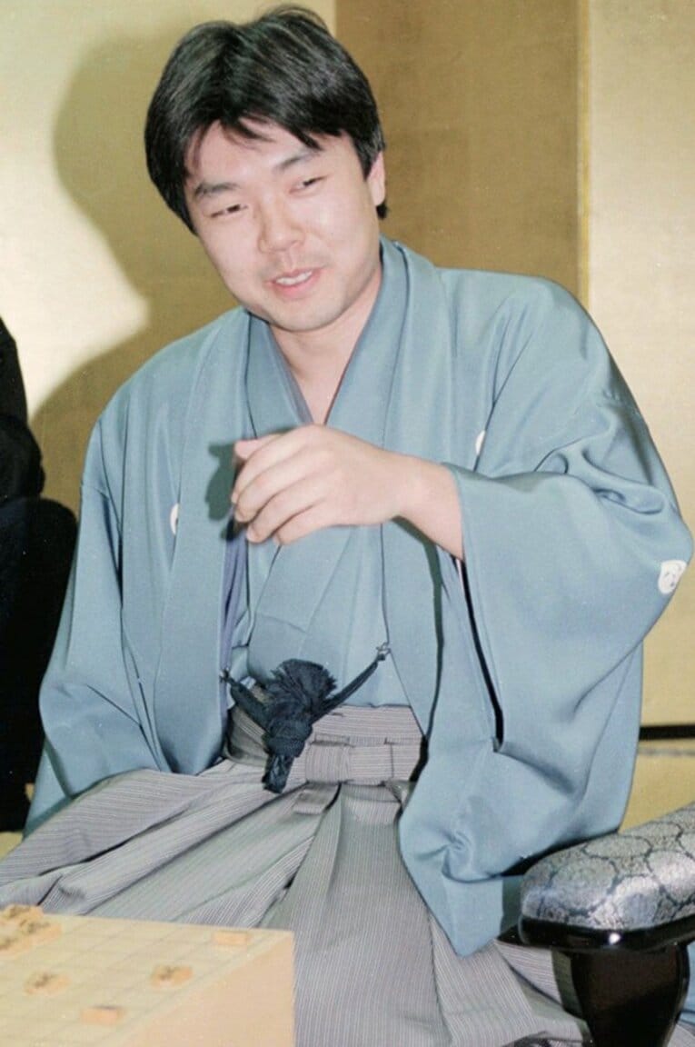 谷川浩司竜王に4連勝し、初めて竜王を獲得した際の藤井七段（当時） photograph by KYODO 