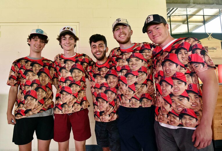 エンゼルス時代の“大谷顔Tシャツ”を着るファン。確かに今あらためて見ると……　©JIJI PRESS