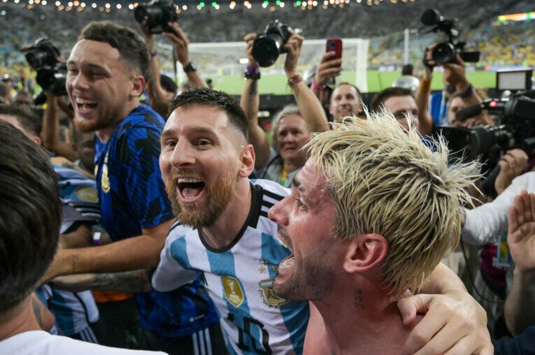 ファンとともに喜びを分かち合うメッシら　©Getty Images