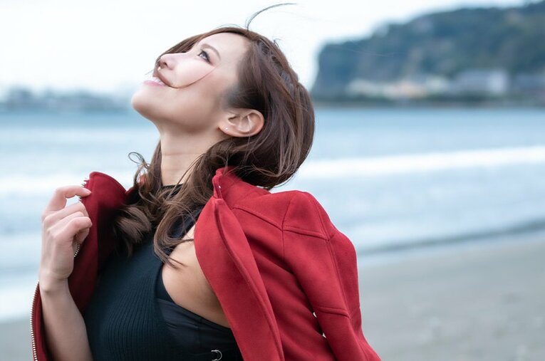 自身のフォットネスジムを構えるなど、ゆかりのある江の島でリラックスした表情を見せたKAIRI ／ photograph by Takuya Sugiyama