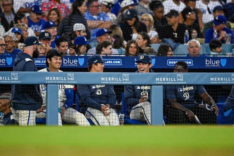 【Numberカメラマンが激写…由伸＆朗希と仲良しベンチトーク。全5枚中の5枚目】写真はまだまだ続きます　©Nanae Suzuki