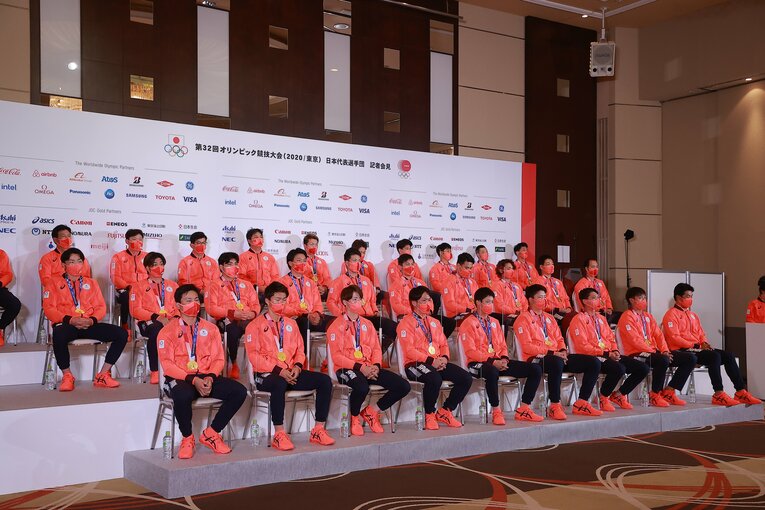 金メダルを獲得した東京五輪メンバー　©JMPA
