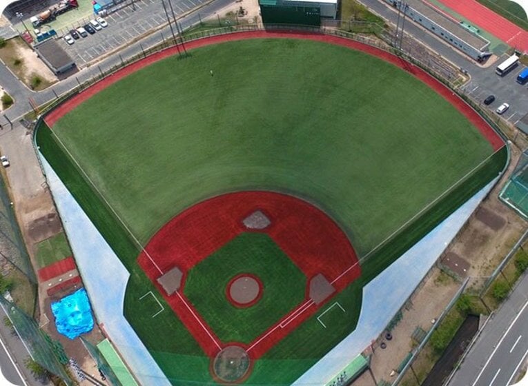 全面人工芝の高川学園グラウンド。ほかに室内練習場、最新器具が設置されたストレッチルーム、野球部員が暮らす寮のすべてが学校敷地内にある（学校公式HPより）